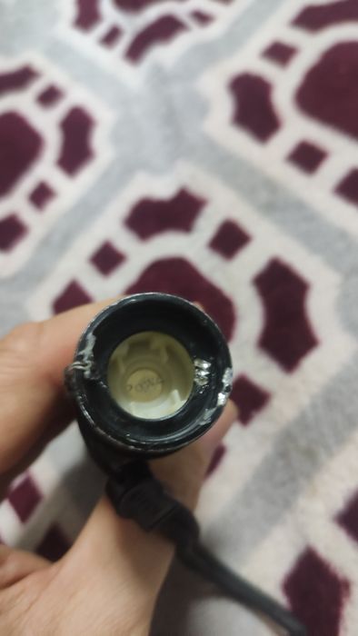 Продам яркий фонарик с акумулятором.
