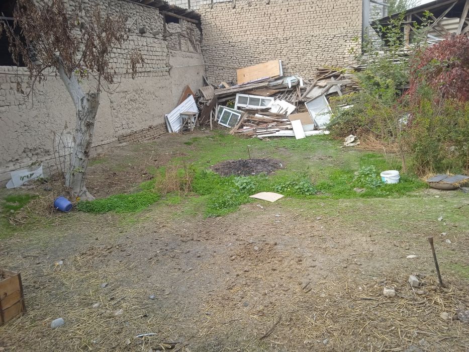 Zangiotada yer uchastkasi sotiladi.