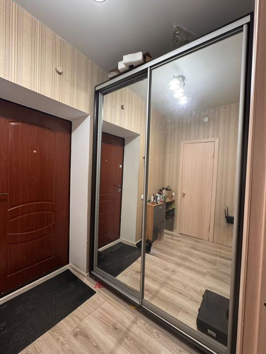 Продам шкаф с большими зеркалами