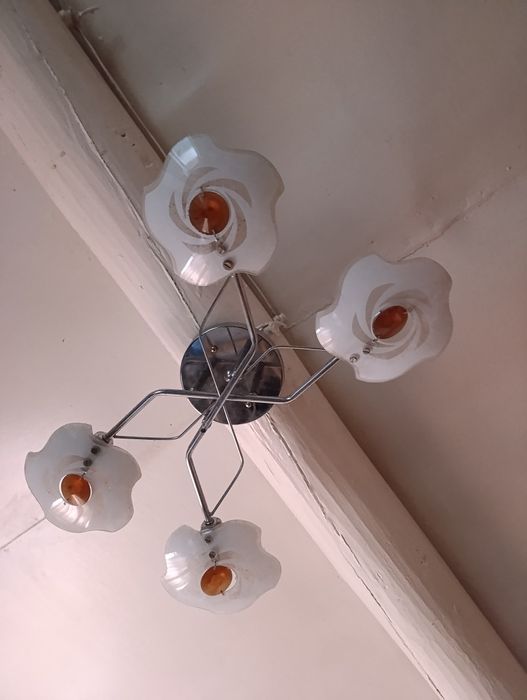 Продам люстры три разные