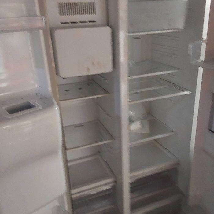 Хладилник  DAEWOO с фризер,ледогенератор и диспенсър за студена вода