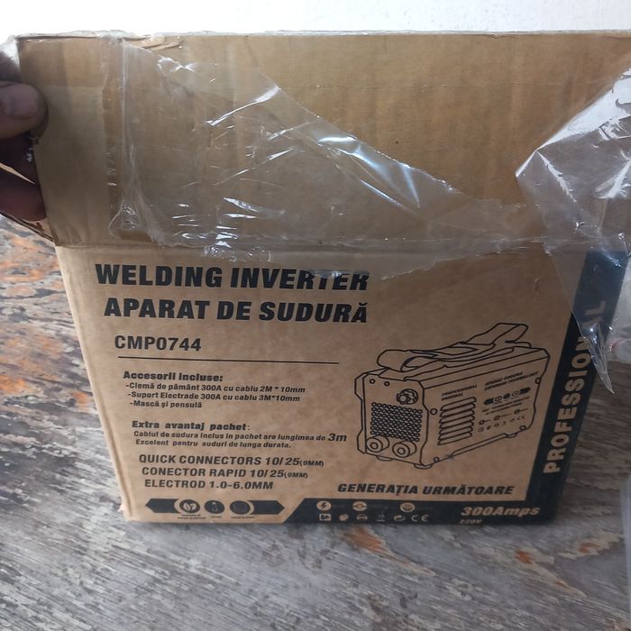 Aparat de sudura,este în stare perfecta,a fost folosit o singură data