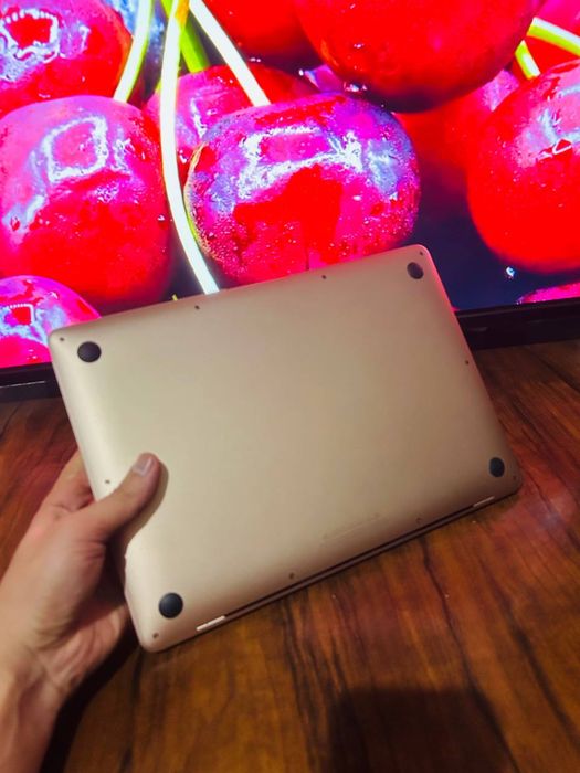 Macbook holati ideal tiniq turibdi