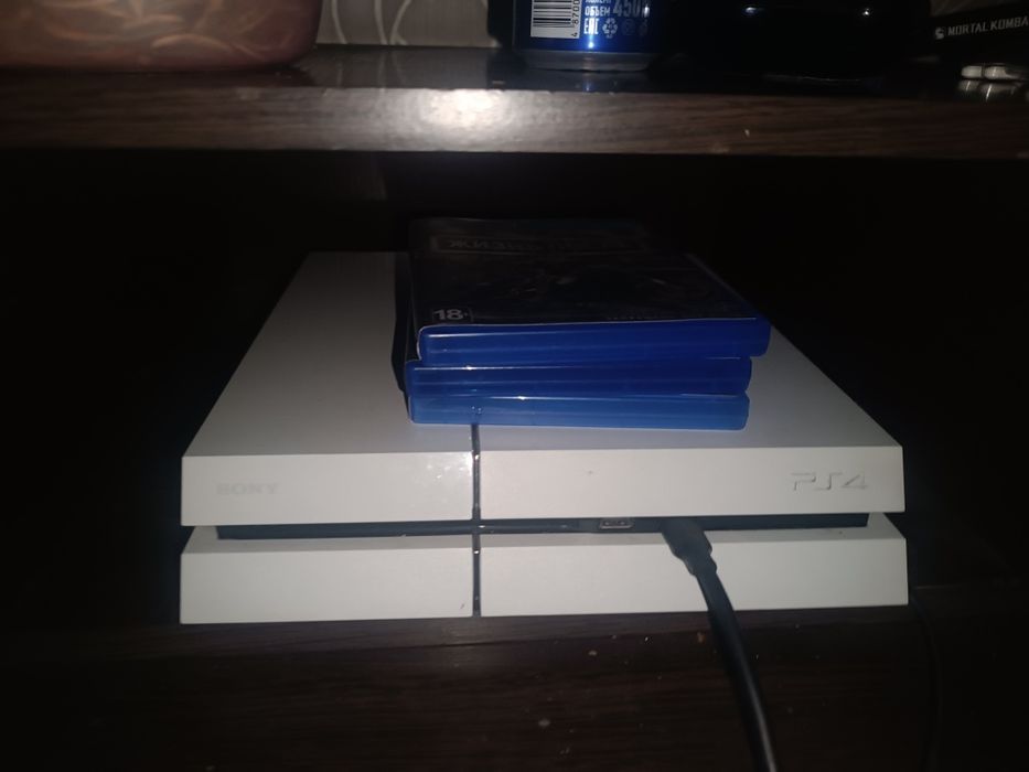 Продам пс4 с дисками мортол комбат 10 фифа 19 жизнь после и хиох