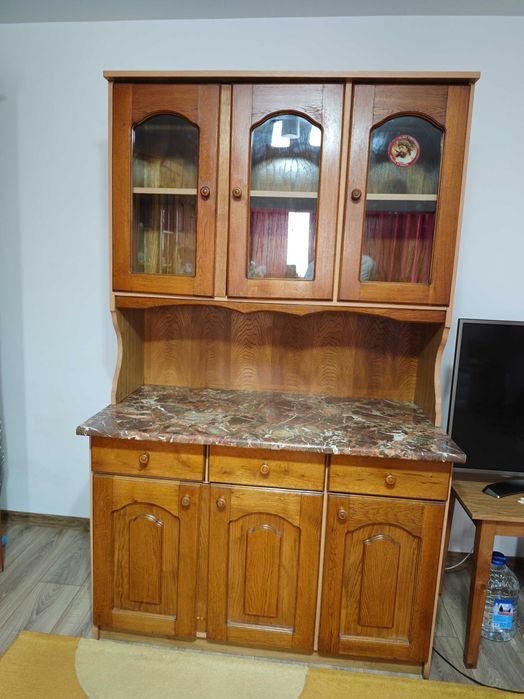 Bufet bucătărie cu uși din lemn și blat termorezistent