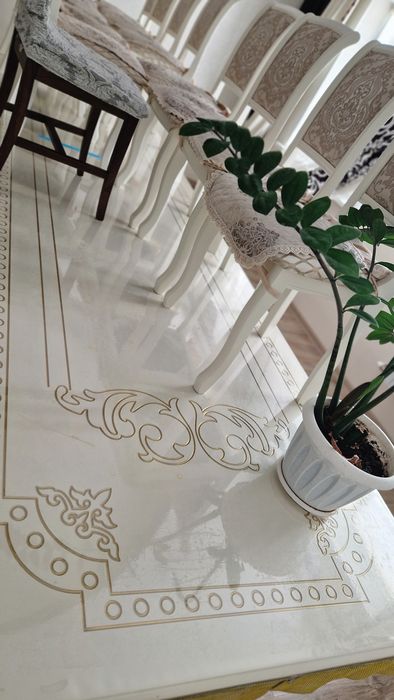 Қонақ бөлмеге стол сатылады.