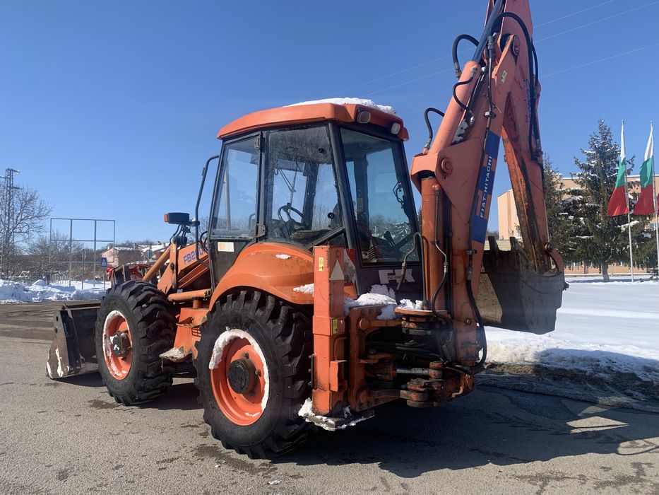 Извършвам услуги с комбиниран багер