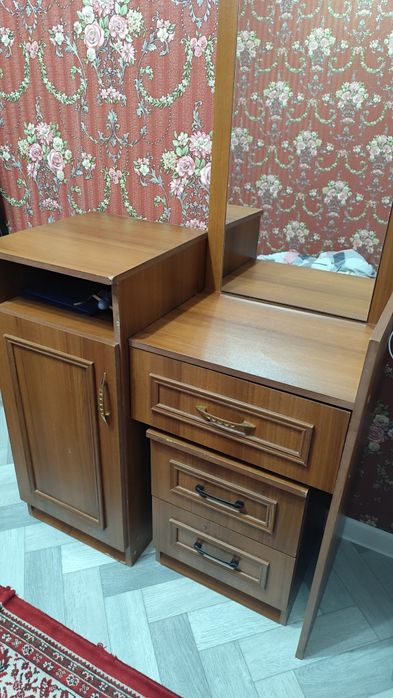 Продам комод ,стол, зеркало