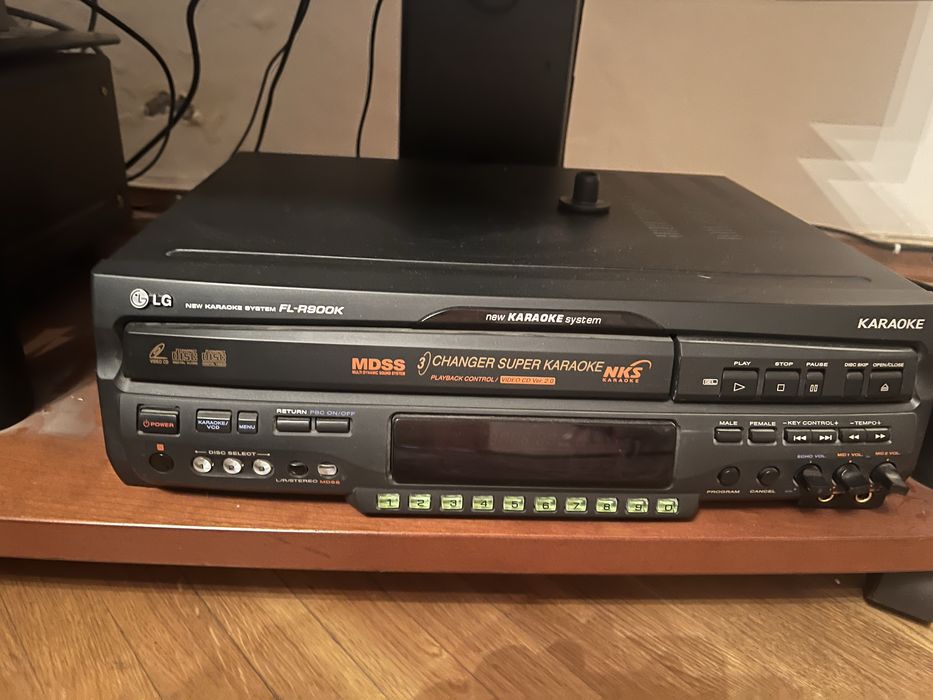 Домашний кинотеатр в комплекте.