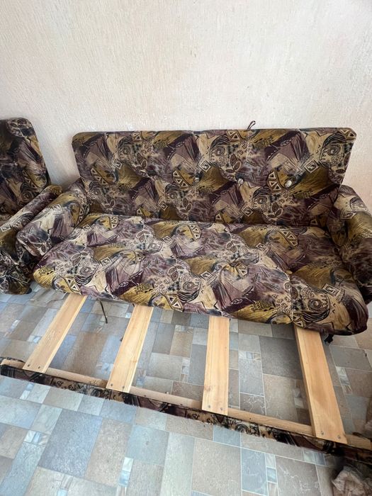 Ескі диван мен кресло
