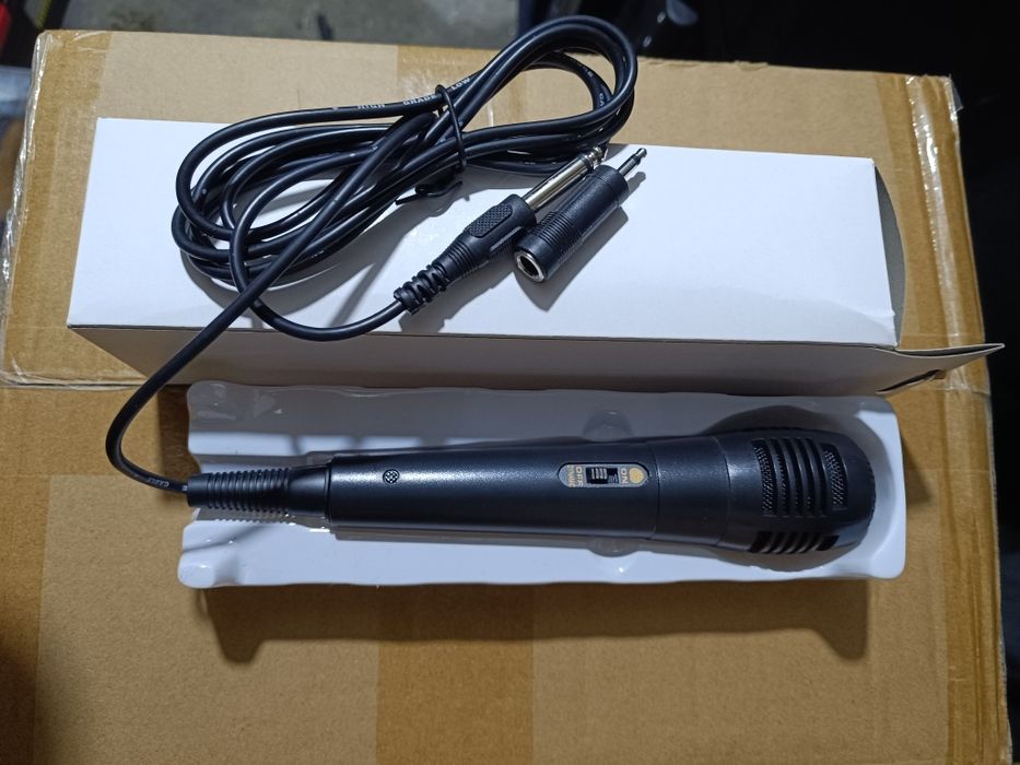 Microfon profesional cu fir pentru karaoke
