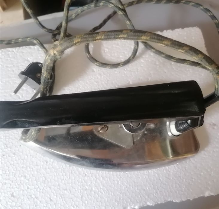 Vând fier de călcat pentru voiaj.