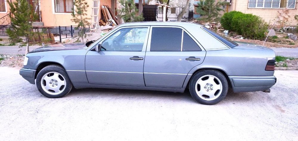 Продам MERCEDES 124 в хорошем состоянии.