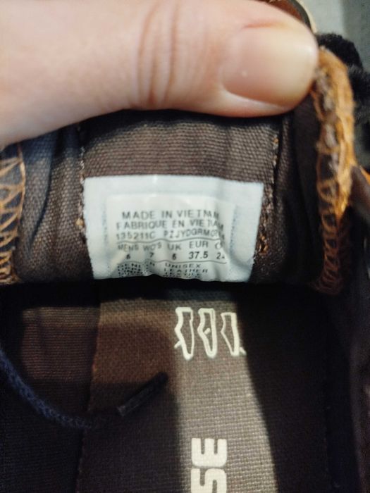 Tenesi Converse Nr 37,5 ,din piele întoarsa