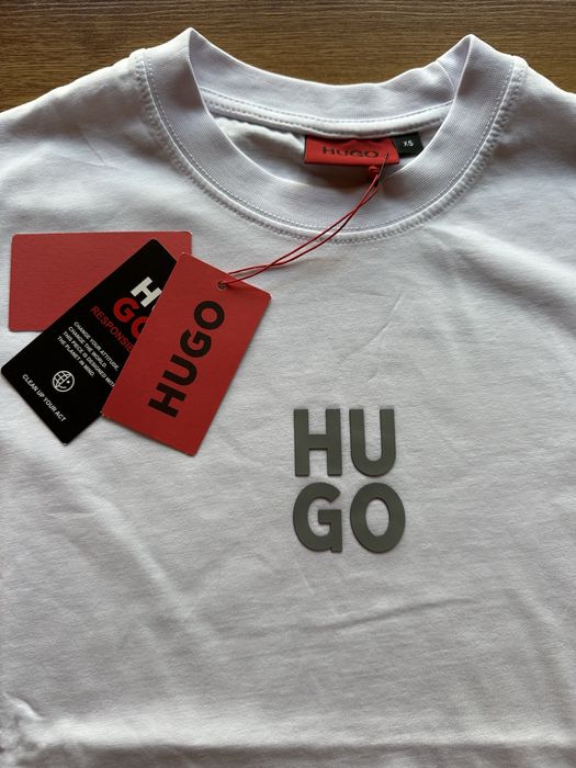 Мъжка,памучна,бяла тениска HUGO Boss със сиво гумирано лого