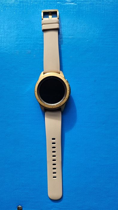 Продавам смарт часовник Samsung Galaxy Watch 42mm Rose Gold SM-R810