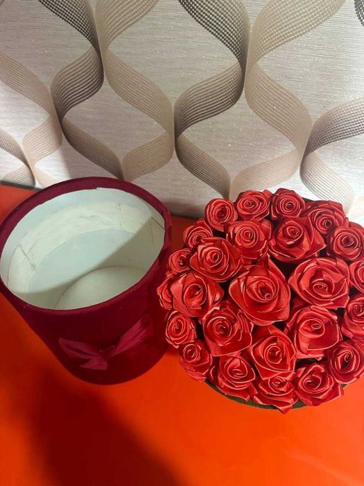 Подарочный контейнер с крышкой с розами