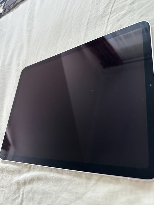 IPad Air 4th generation+ husa antisoc + husa+ cuite+ cablu 2m cu tot cu cap de incarcare.