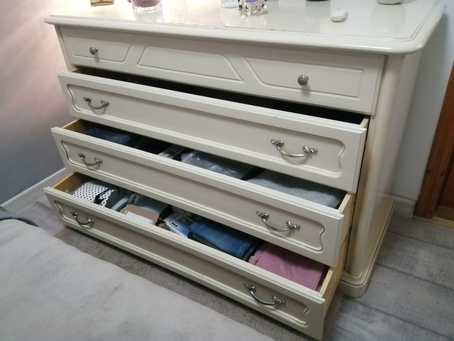 Comoda și pat cu somiera second-hand