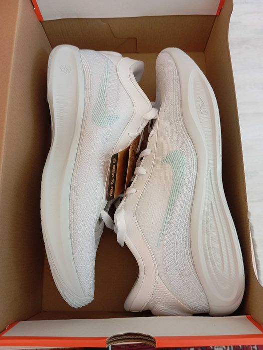 Чисто нови оригинални мъжки маратонки "Найк"