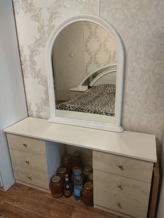 Кровать180*200,2 тумбы,комод с зеркалом.