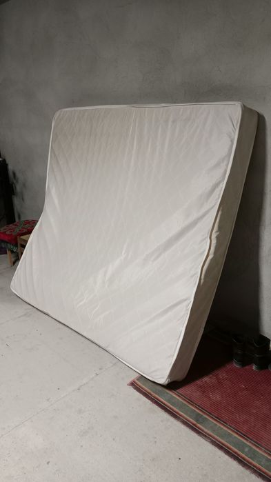 Матрас  1,80 ге 2 метр размері.