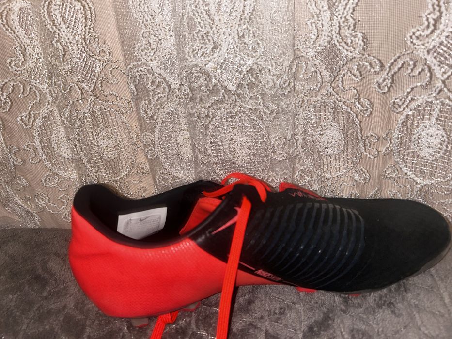 Продавам бутонки 42 номер Nike phantom venom Elite fg