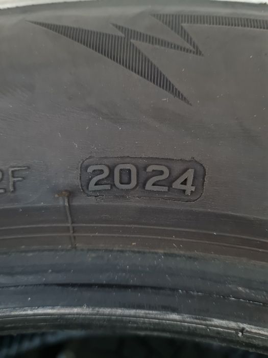 Зимни гуми 4 броя BRIDGESTONE BLizzak  LM005 215 60 R16 дот 2024