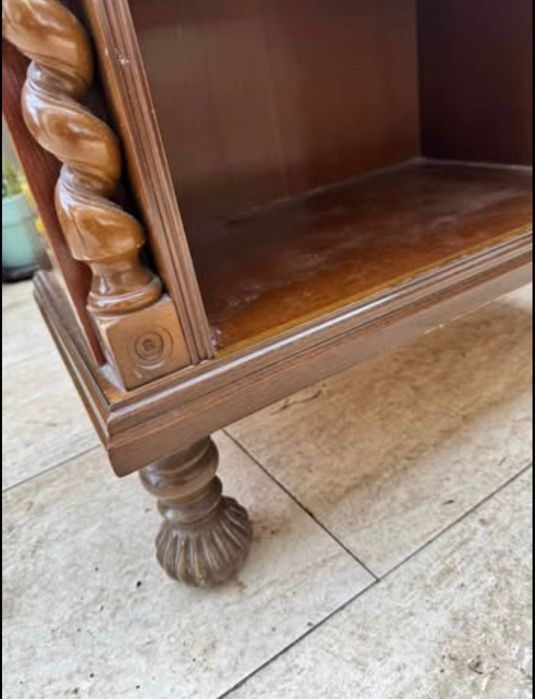 Mobila din lemn masiv,cu sculpturi manuale,foarte bine intretinuta