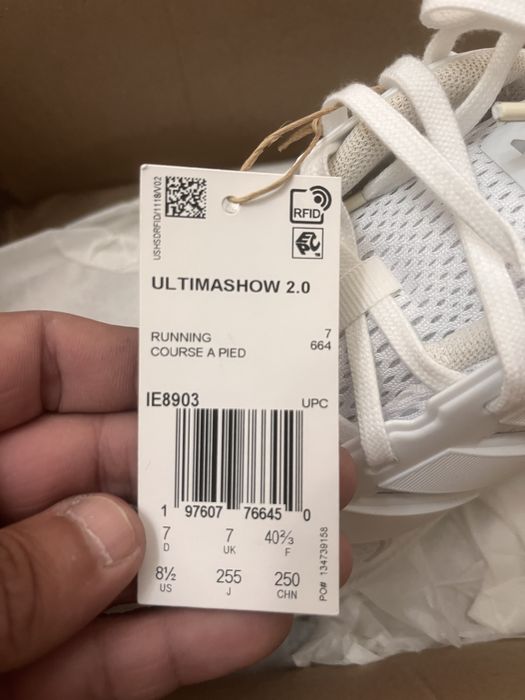 Продам новые кроссовки Adidas