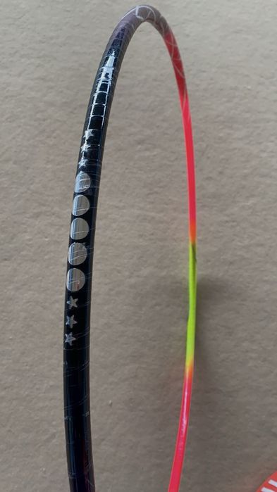 Ръчно рисуване на обръч за художествена гимнастика