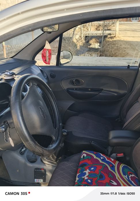 Matiz oq rang kafoli bilan