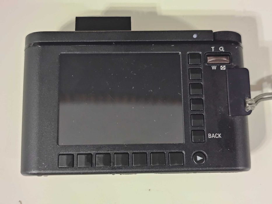 Aparat foto digital compact Samsung NV10 cu defect la blitz