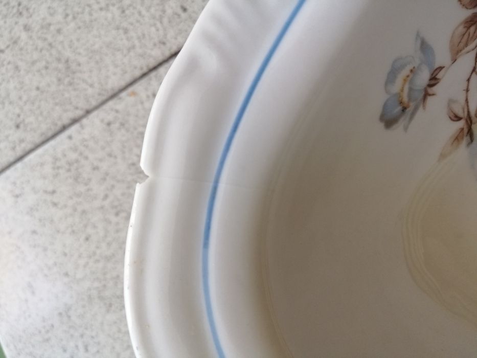 Голяма порцеланова купа. Чинии. Стъклени чаши.