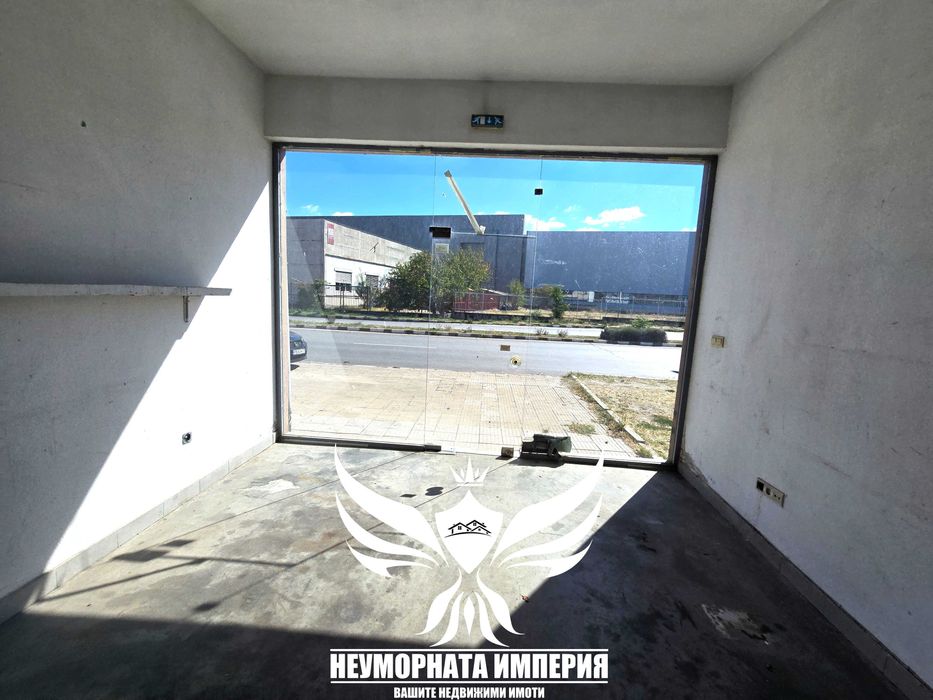 Отдавам под наем търговско помещение склад хале студио с площ от 45кв.м. в град Асеновград, по пътя за село Боянци по ул.Цар Иван Асен II