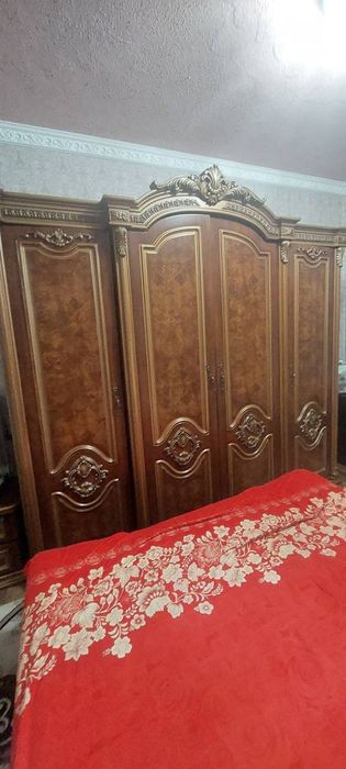 Shkaf tez va arzon sotiladi