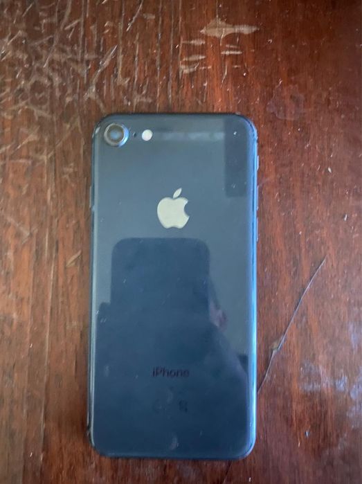 Продаю айфон 8