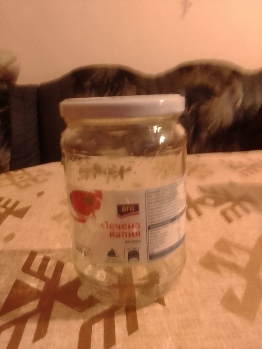 Продавам буркани, всякакви видове, петдесет стотинки на брой