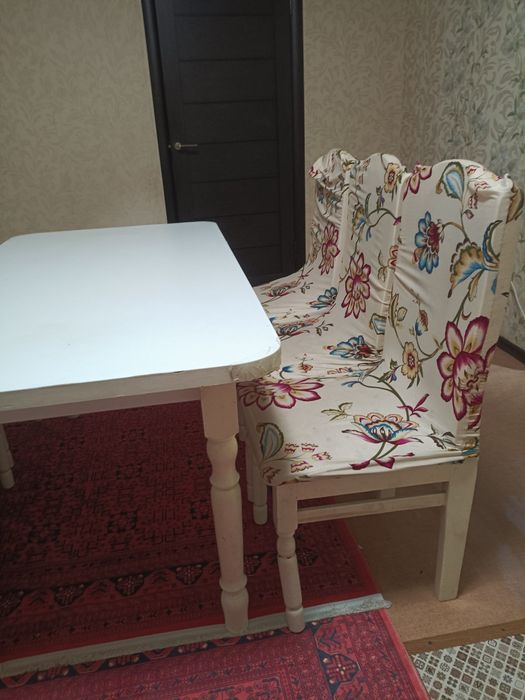 Кухонный стол со стульями