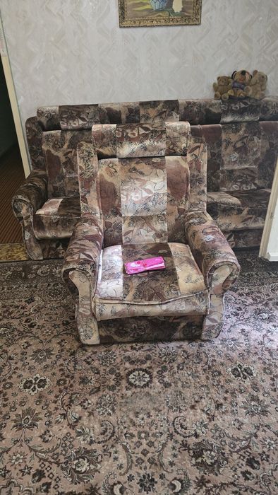 Vand 3 corpuri de mobila +canapea cu 2 fotoli  2 toalete cu oglinda la pretul de 1000 lei