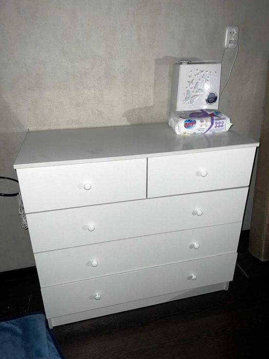 Кровать и комод.