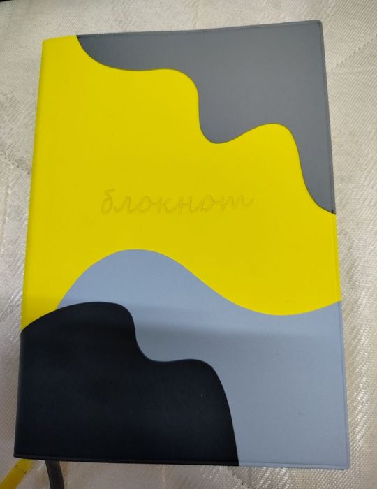 Продаются пеналы , блокноты