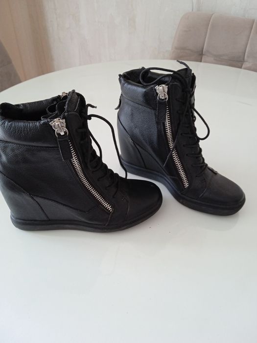 Продам ботинки женские 37 размера