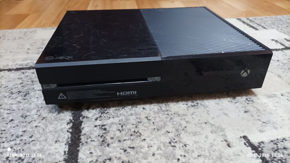 Vând Xbox one + 2 controllere