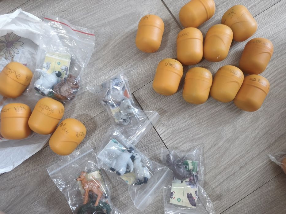 196 броя играчки от яйца Kinder