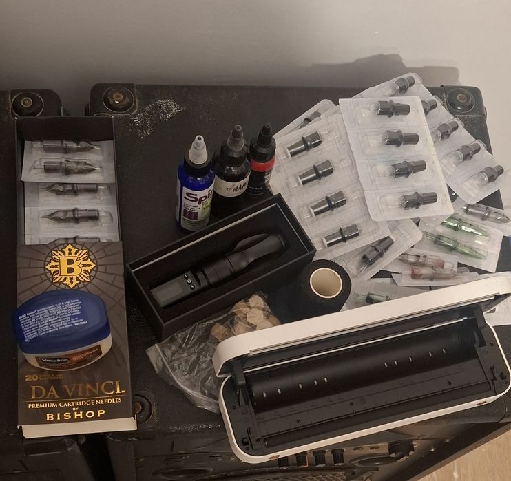 Se vinde aparat de tatuat și tot ce se vede în poze
