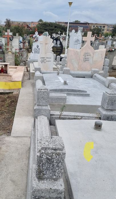 Vând loc de veci