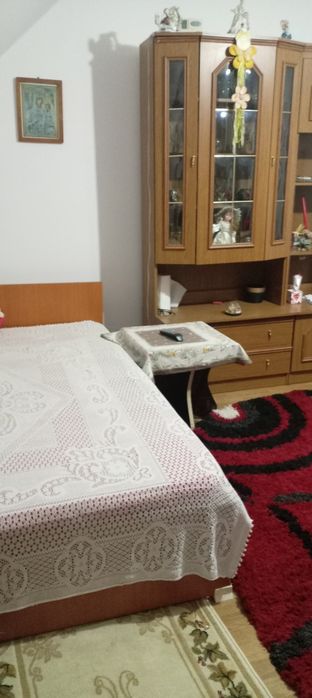 Închiriez camera la o femeie pe termen lung