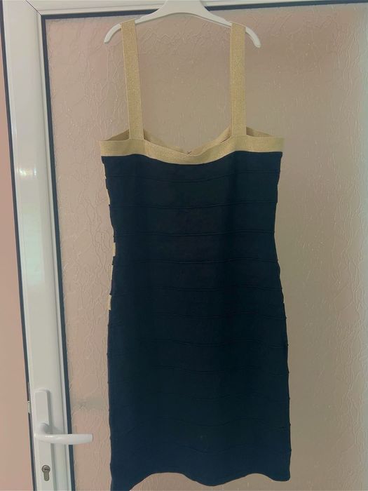 Дамска рокля, малко над коляното