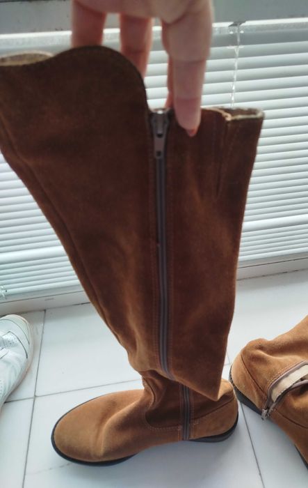 Продавам дамски есенно-зимни ботуши номер 36 от естествен велур